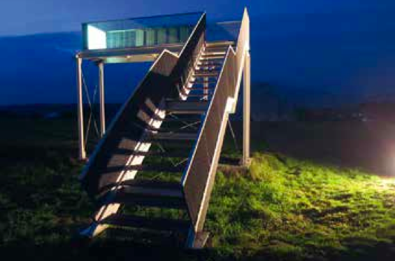 Treppe in Wiese mit Aussichtsplattform