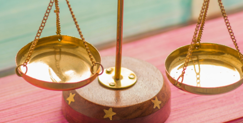 Waage auf farbigem Untergrund; 