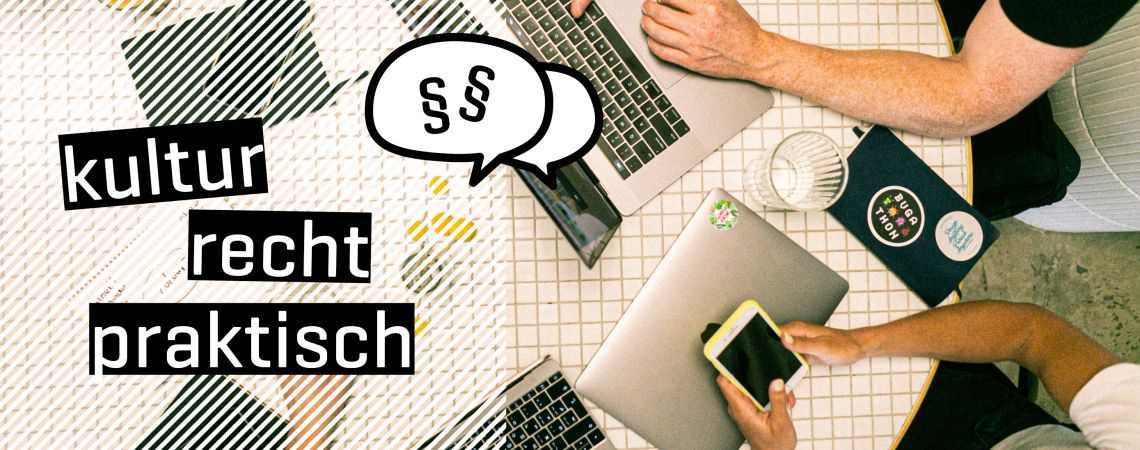 Laptops von oben am Tisch, Menschen die zusammenarbeiten.