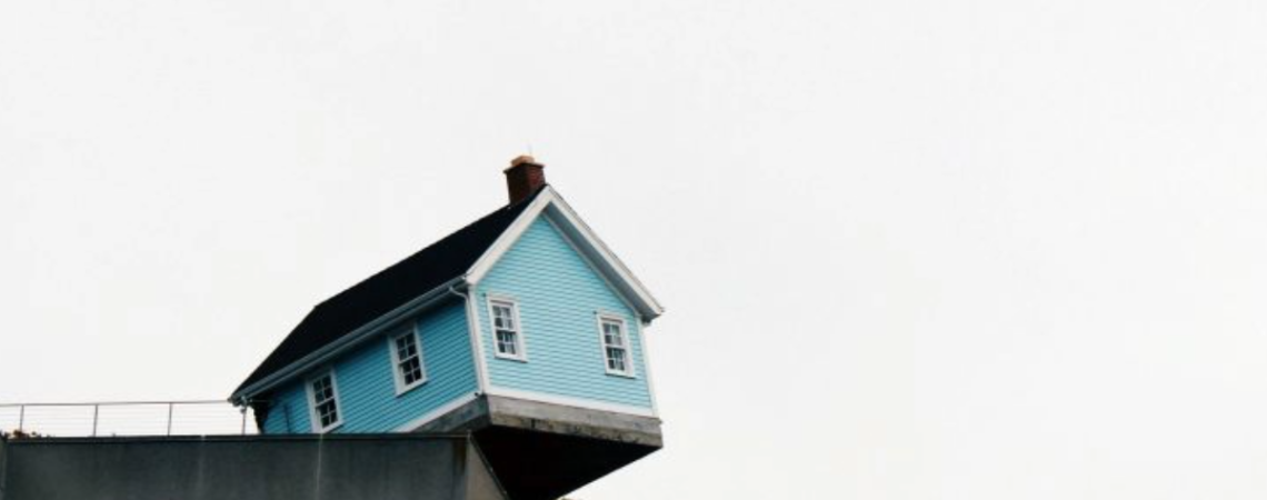 Die soziale Absicherung auf der Kippe; Bild von Cindy Tang via Unsplash