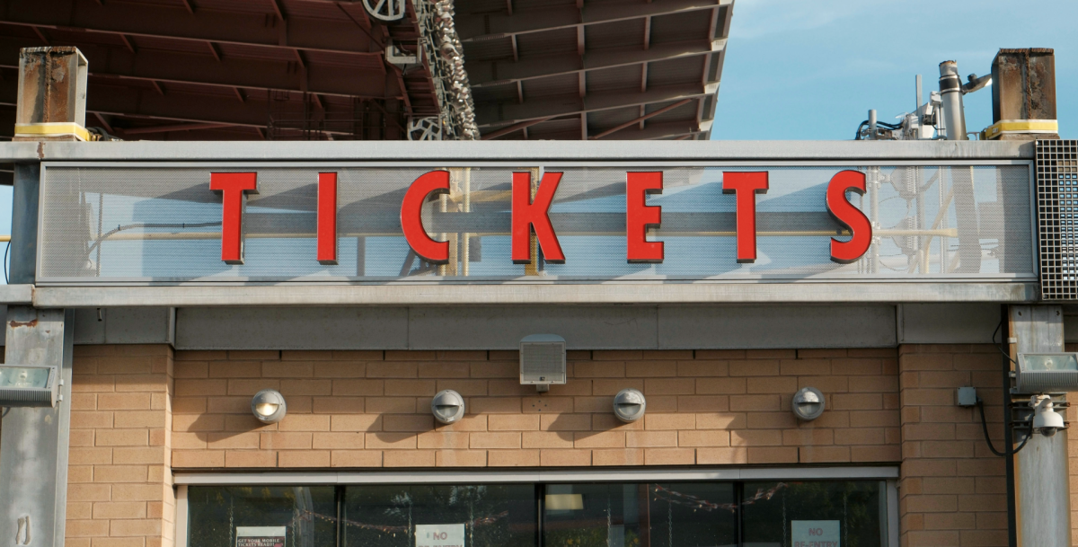 Ticketpreise durch Kultureuro Ankündigung höher? Symbolbild Ticketschalter (nicht in Wien), @ Philip Yu via Unsplash