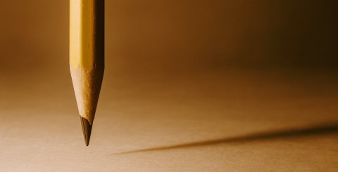 Symbolbild für offenen Brief, Stift über Papier 