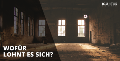Verlassener, heruntergekommener Raum mit Fenstern. 